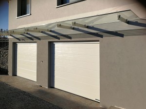 pensilina pensiline vetro staffe acciaio copertura vetro sporgenti udine pordenone treviso padova venezia vetra alessandra rosso coperture in vetro (10)
